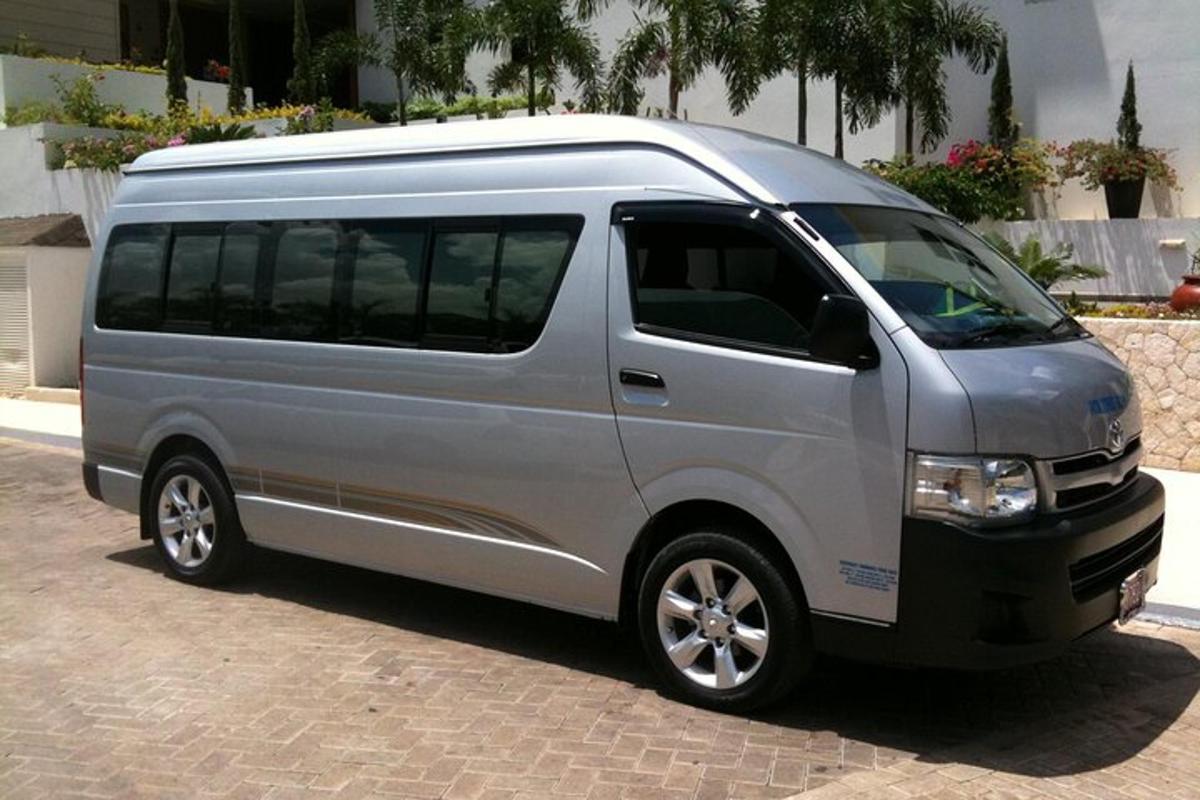 sebuah van perak diletakkan di jalan bata