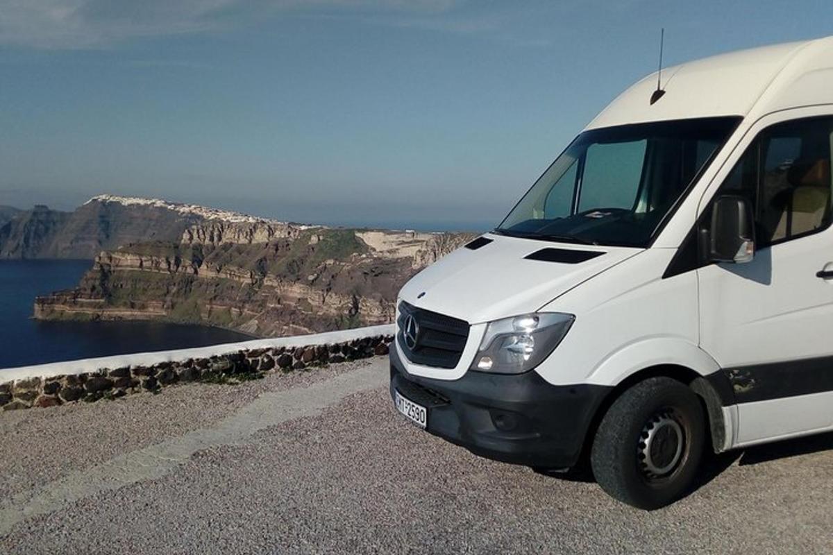 una camioneta blanca estacionada al costado de una carretera