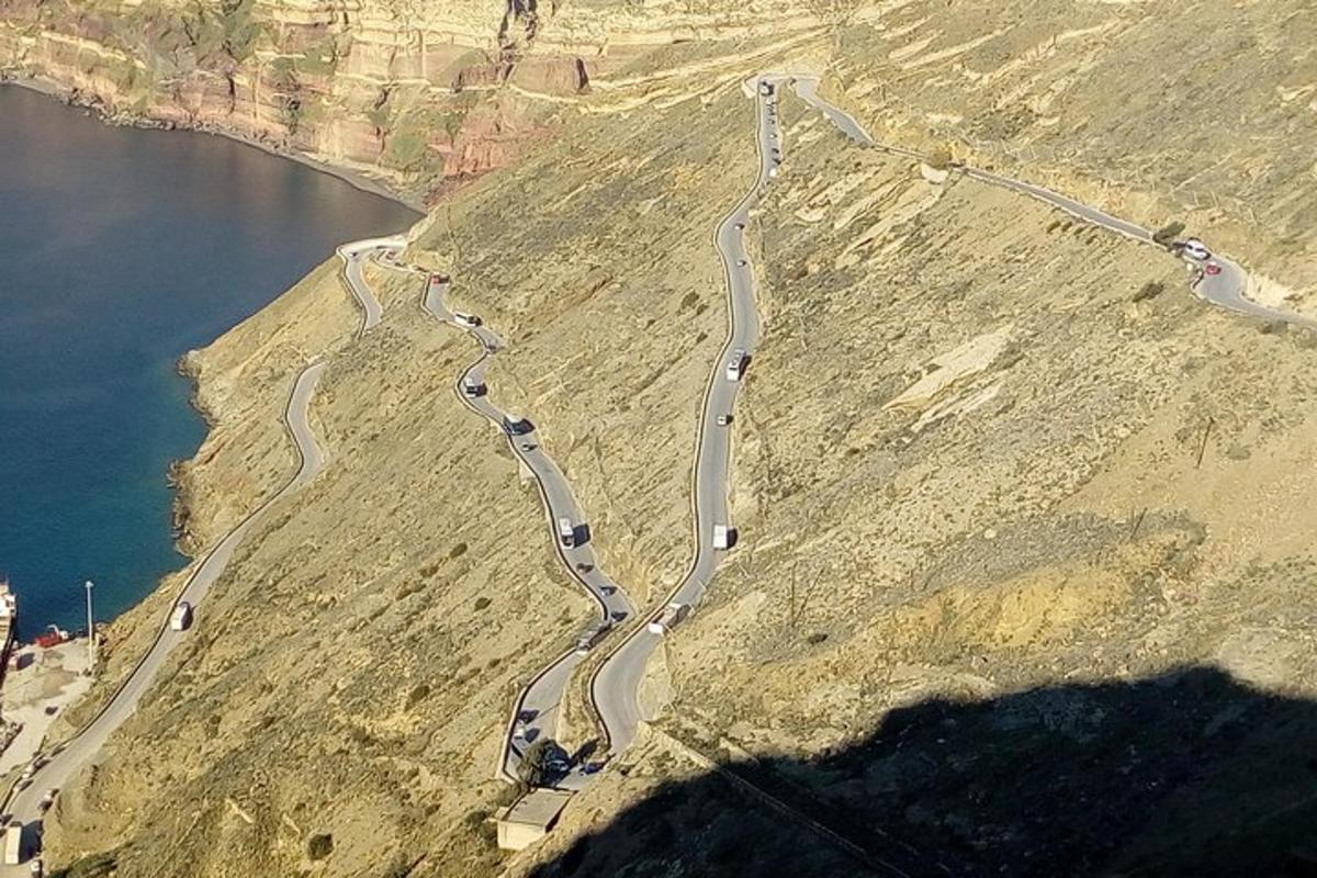 una carretera en la ladera de una colina con coches