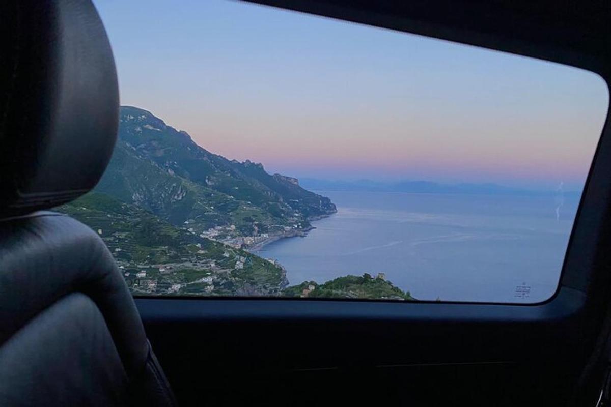 una vista dell'oceano dal finestrino di un'auto