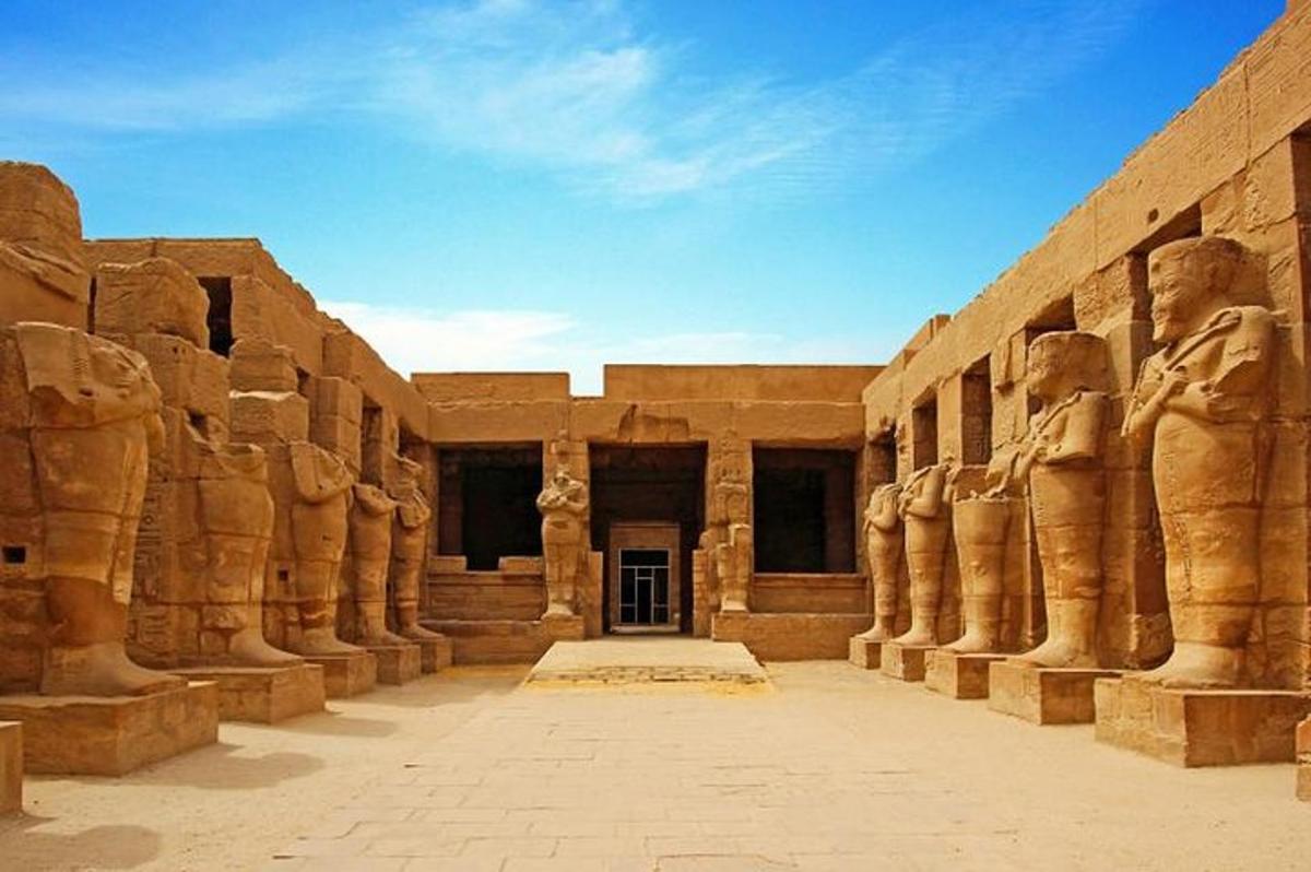 Un edificio con estatuas a los lados.