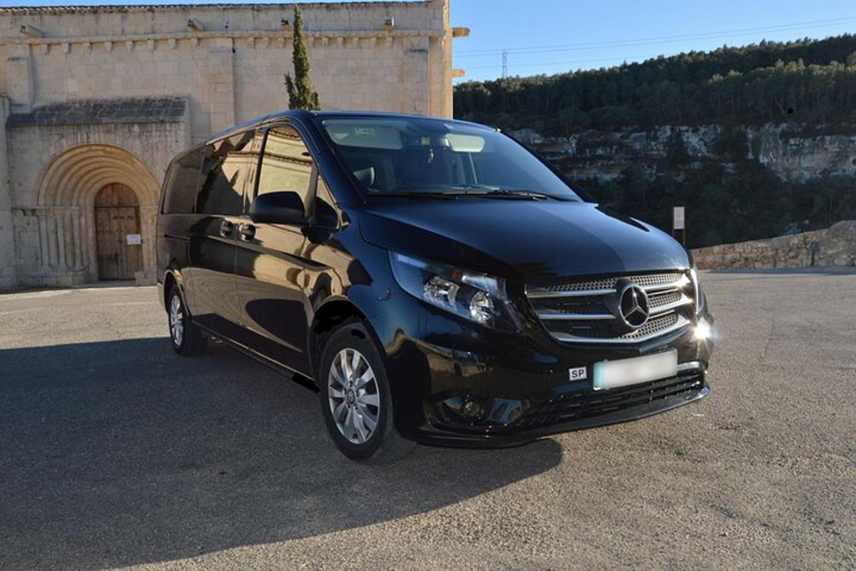 must auto pargitud hoone ette
