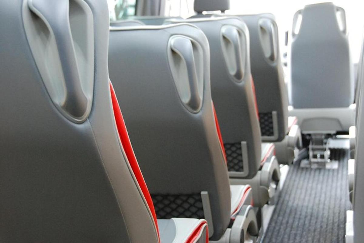 eine Reihe leerer Sitze in einem Bus