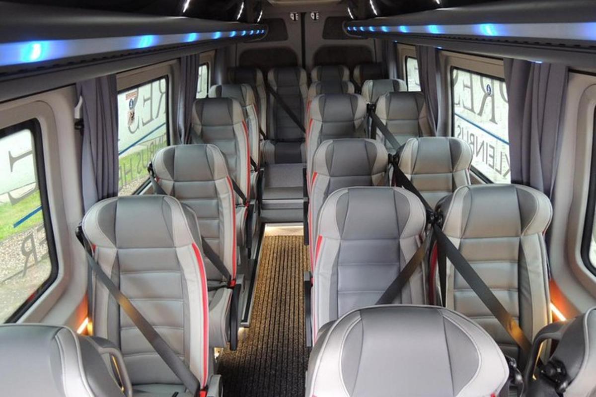 tühi rongivagun tühjade istmetega bussis