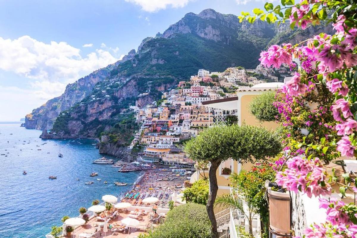 una vista di positano sulla costiera amalfitana