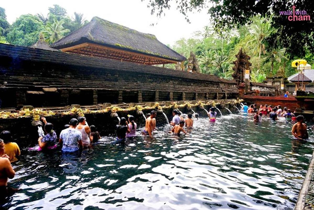 một nhóm người dưới nước tại một ngôi đền