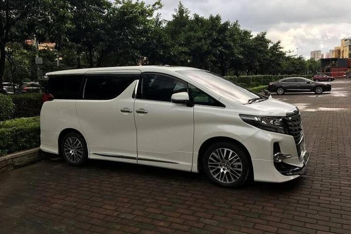 bílé auto zaparkované na parkovišti