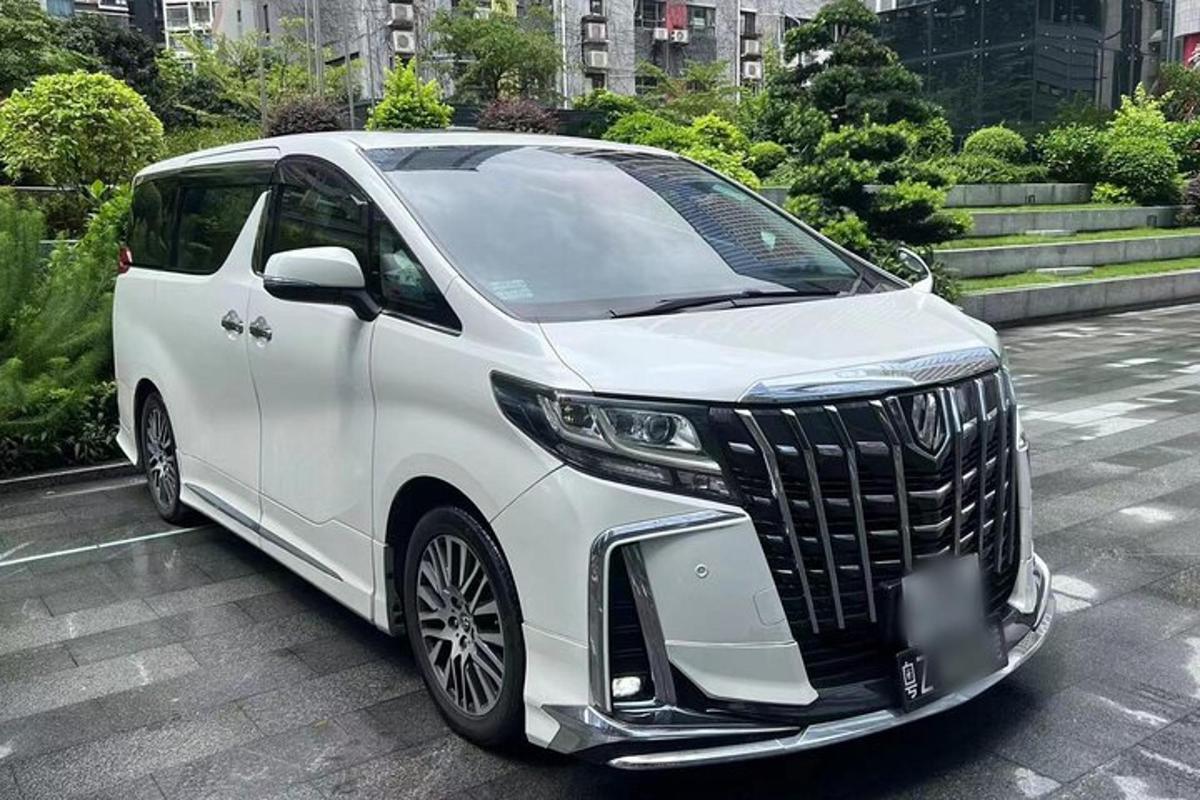 bílé SUV zaparkované na parkovišti