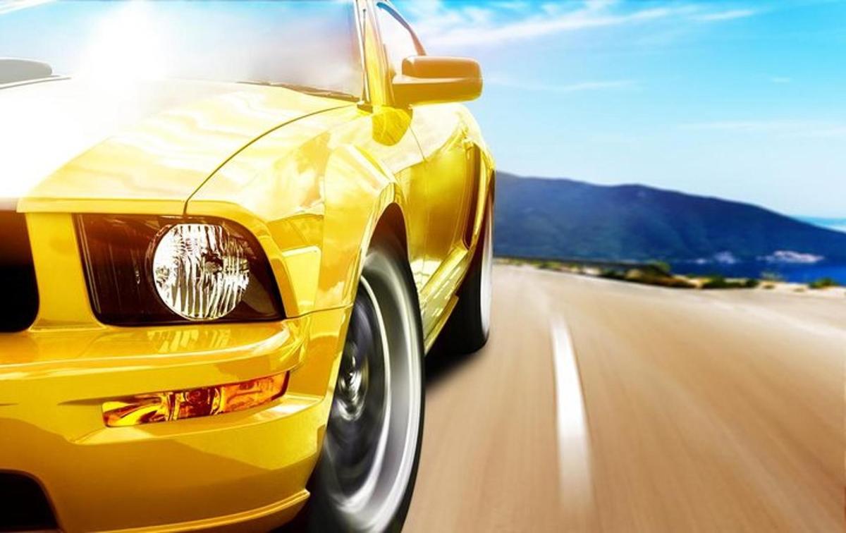 sebuah kereta kuning memandu di jalan raya