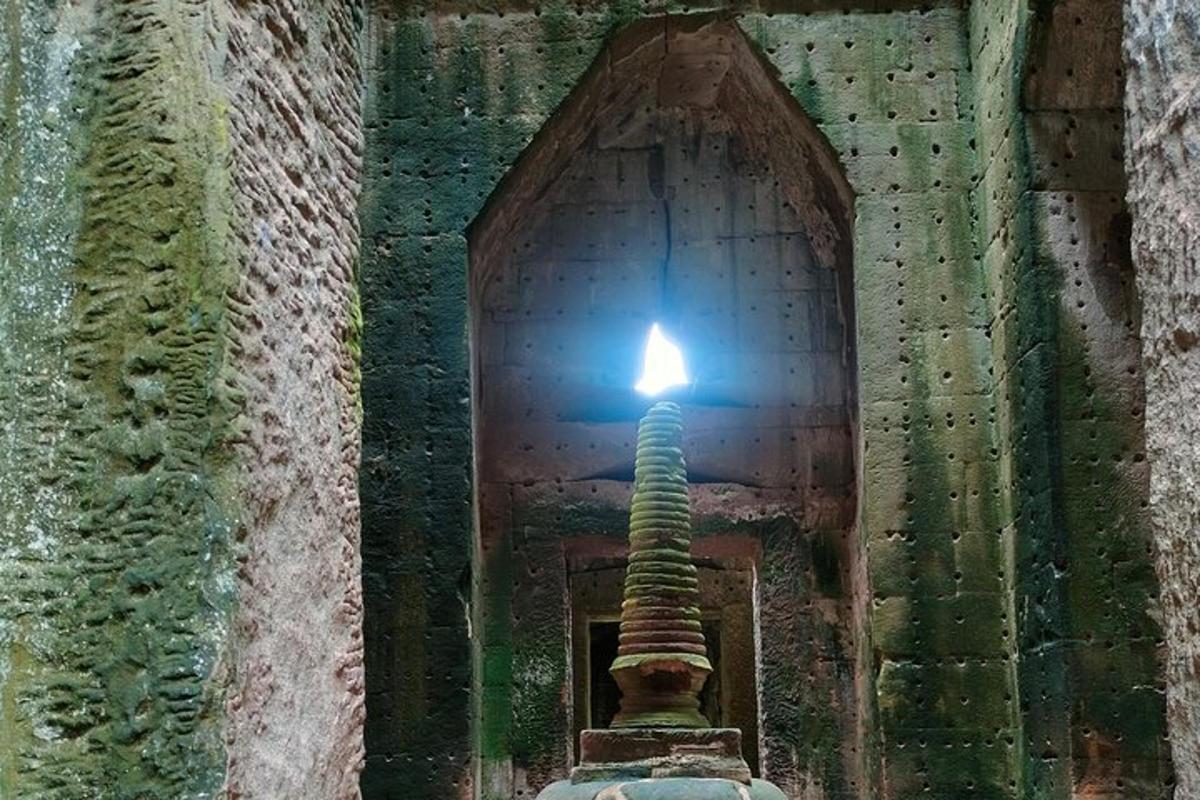 tiang dalam bangunan dengan lampu di atasnya