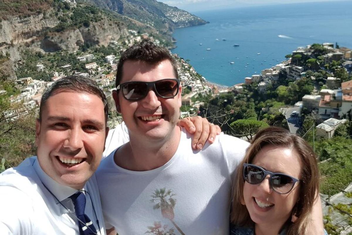 δύο άνδρες και μια γυναίκα ποζάρουν για μια φωτογραφία