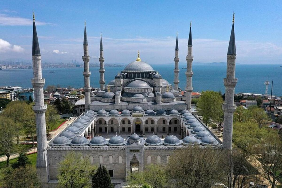 un grande edificio con cupole e minareti