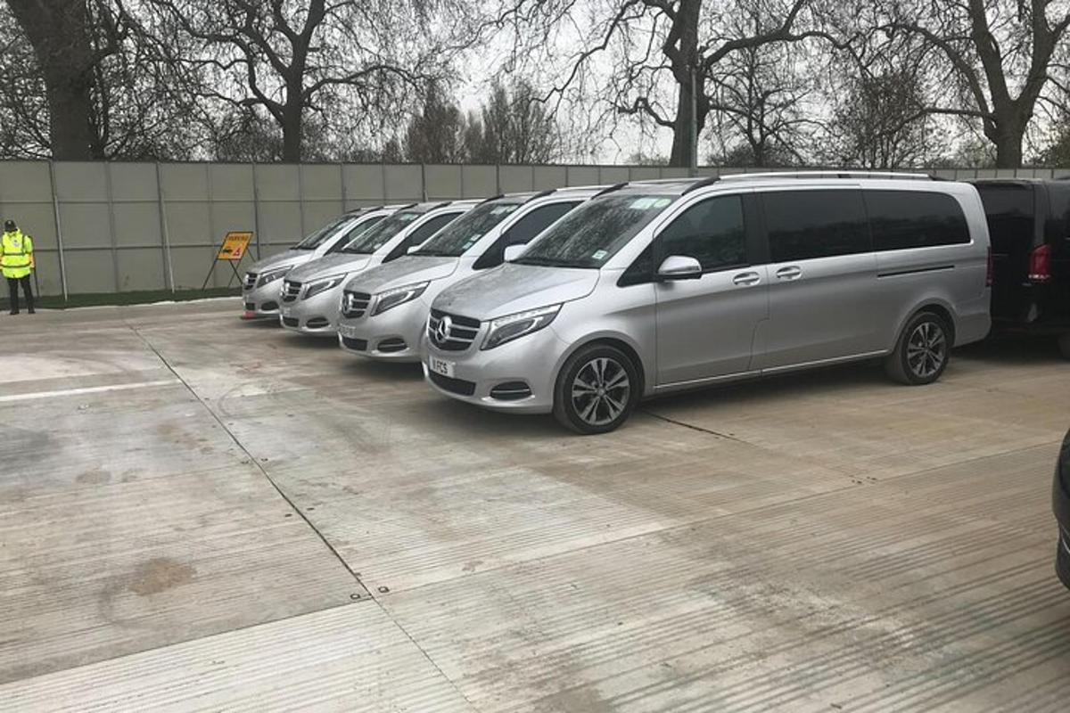 rivi pakettiautoja pysäköitynä pysäköintialueelle