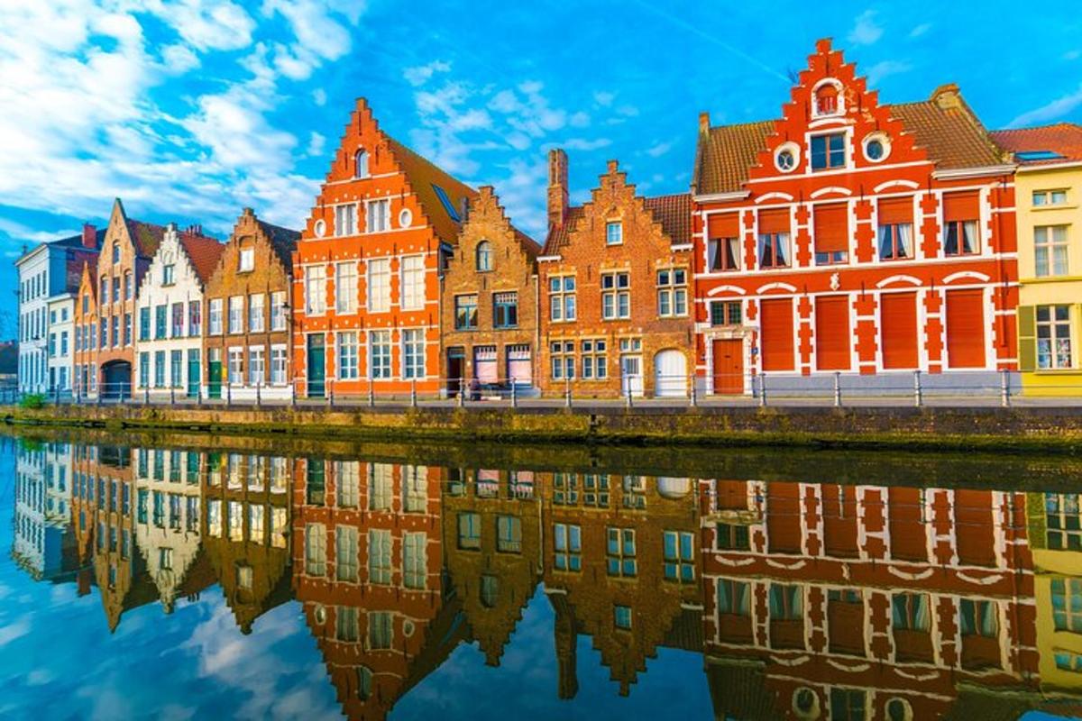 un gruppo di edifici vicino a uno specchio d'acqua
