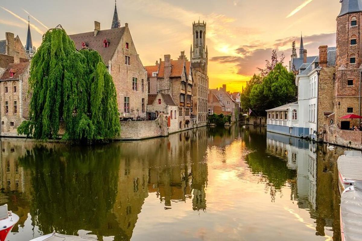 una vista di un fiume in una città al tramonto