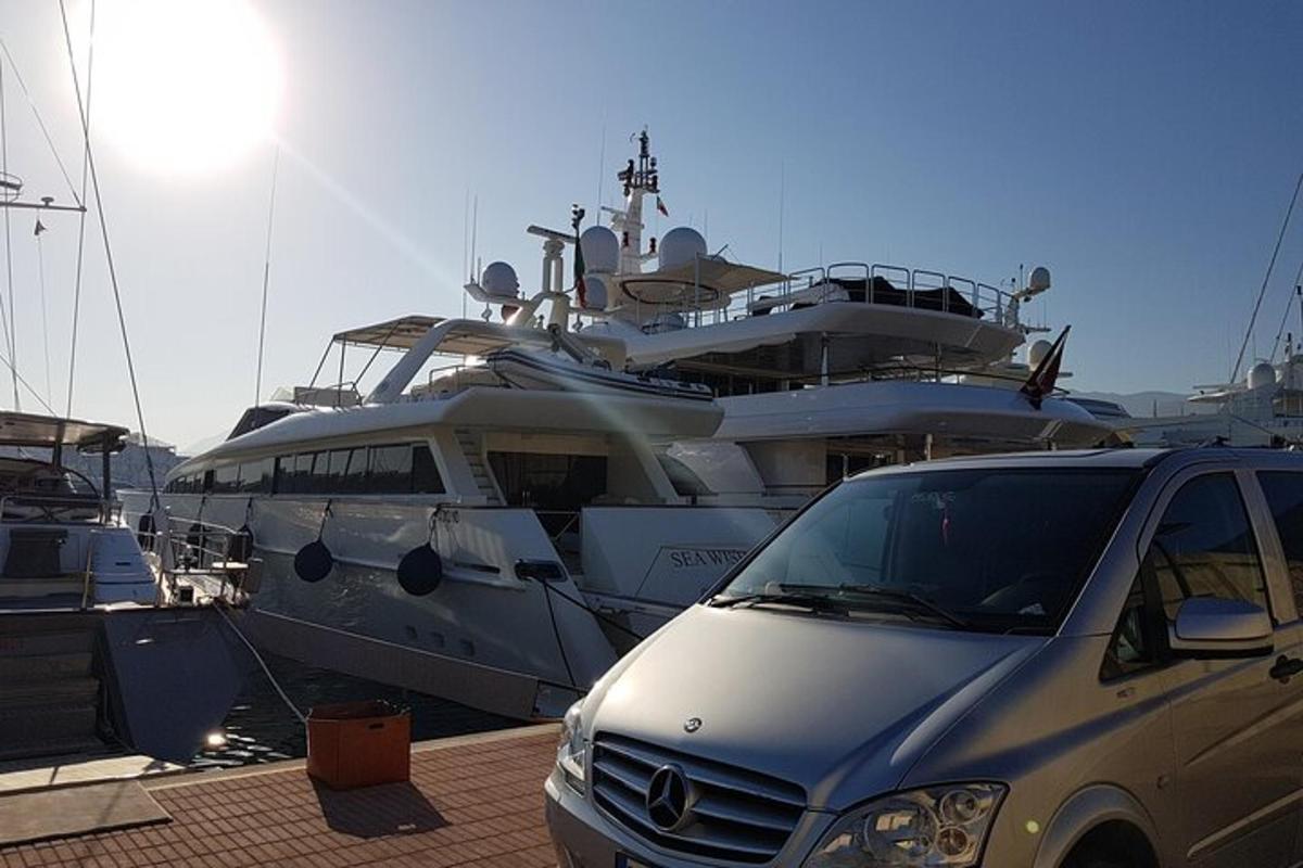 un coche aparcado delante de un barco
