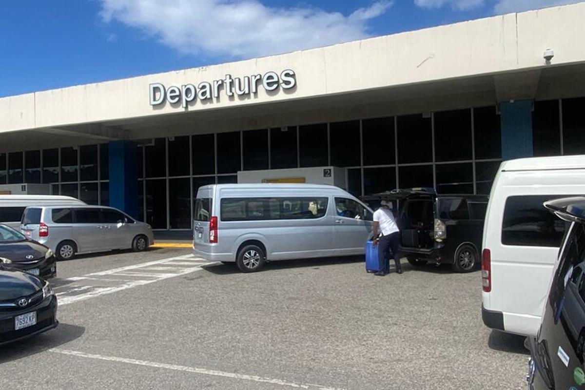 un furgone parcheggiato davanti a un parcheggio