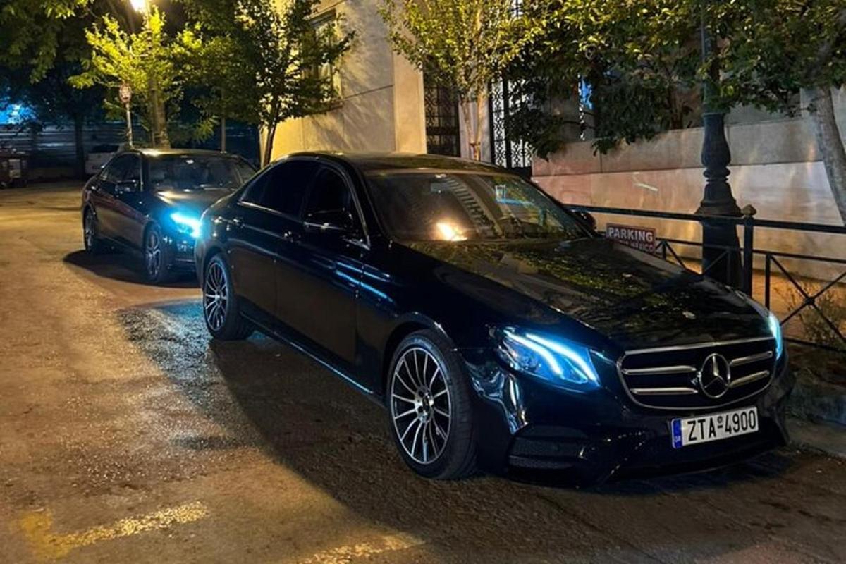 Dos coches estacionados en una calle por la noche
