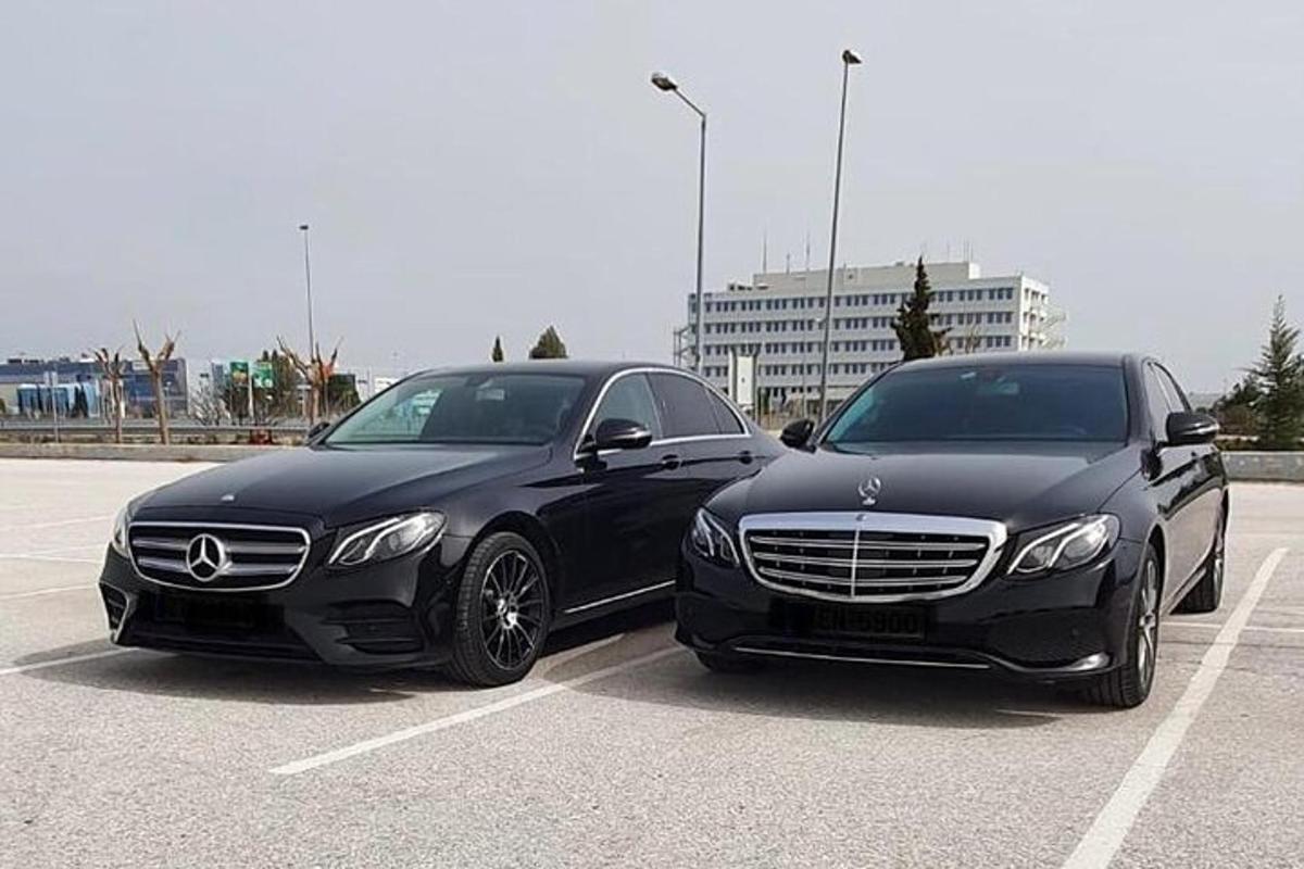 dois carros estacionados um ao lado do outro em um estacionamento