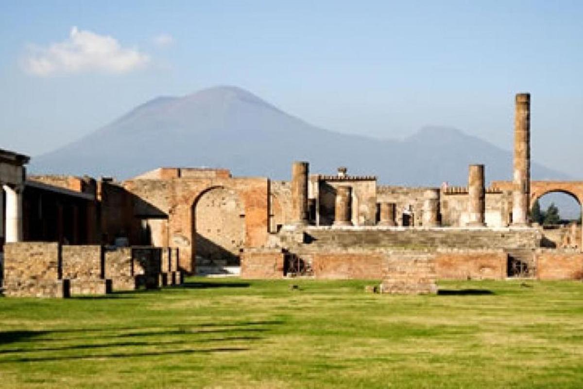 un vecchio edificio con una montagna sullo sfondo