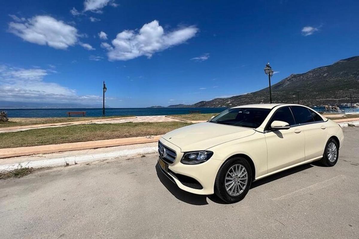 Un coche blanco estacionado en una carretera cerca del océano.