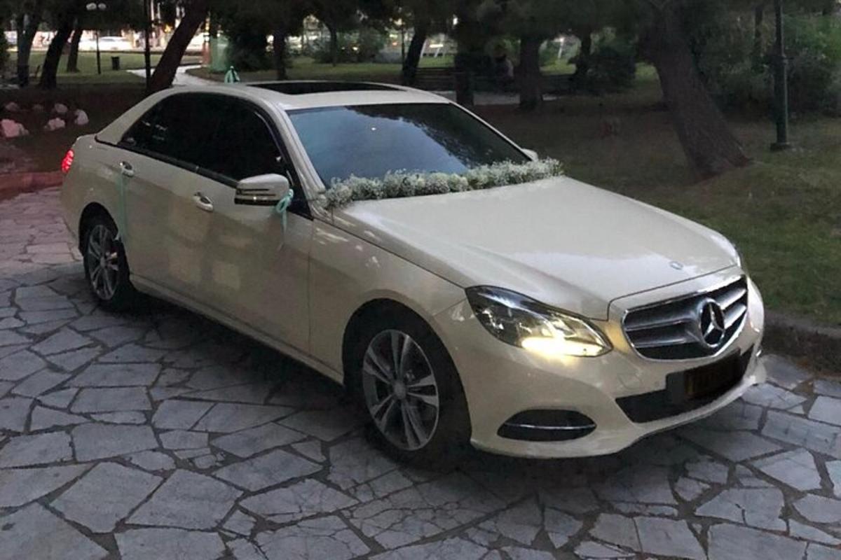 бяла кола, паркирана на каменна алея