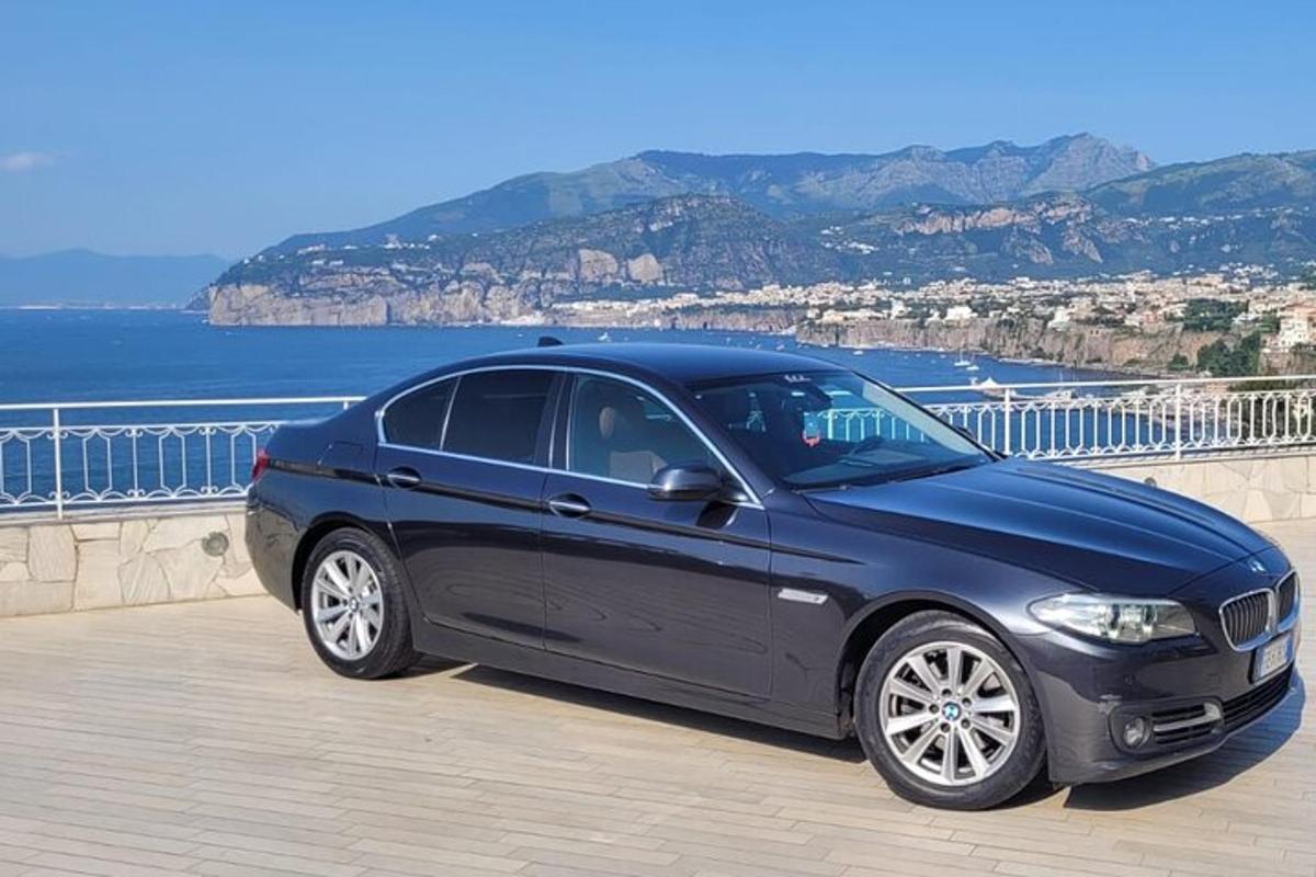 un'auto nera parcheggiata vicino all'oceano