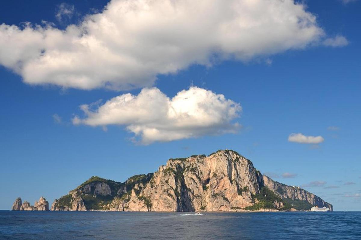 un'isola nell'oceano sotto un cielo nuvoloso
