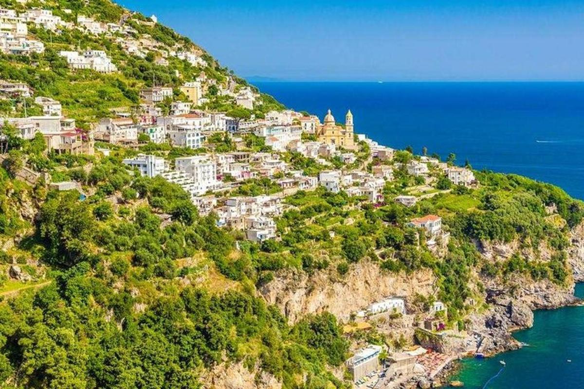 un poble en un turó vora l'oceà