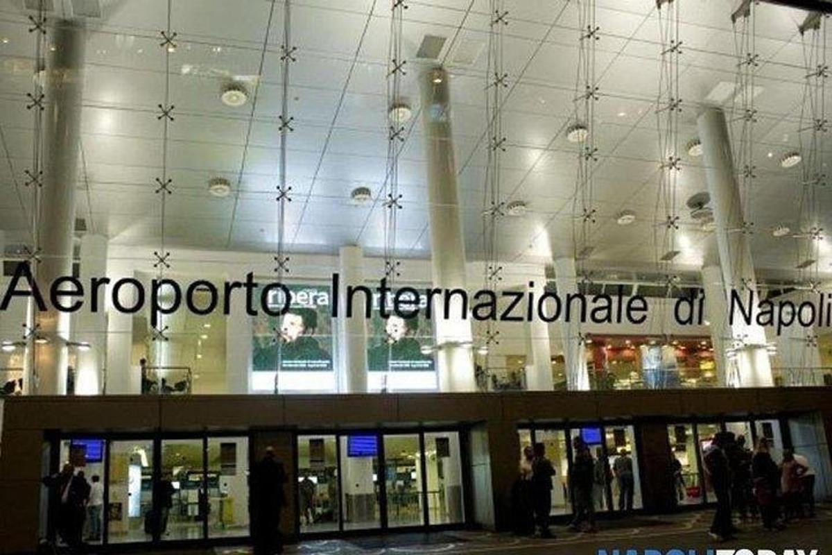 ένα εμπορικό κέντρο με μια πινακίδα στο πλάι του