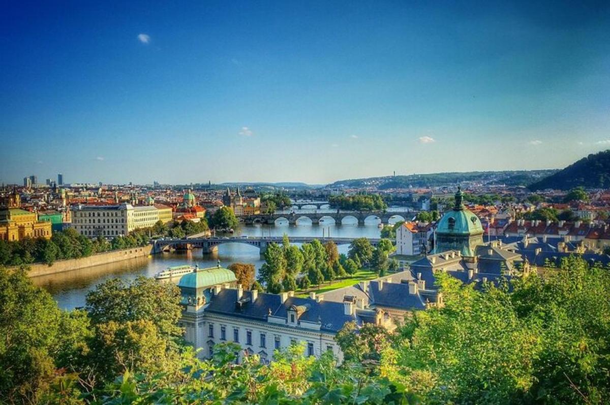 pogled na mesto z reko in mostom