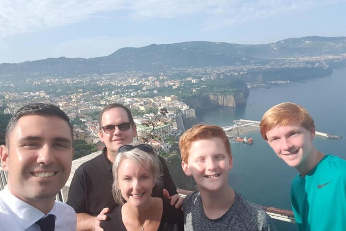 skupina lidí pózujících pro fotografii na hoře