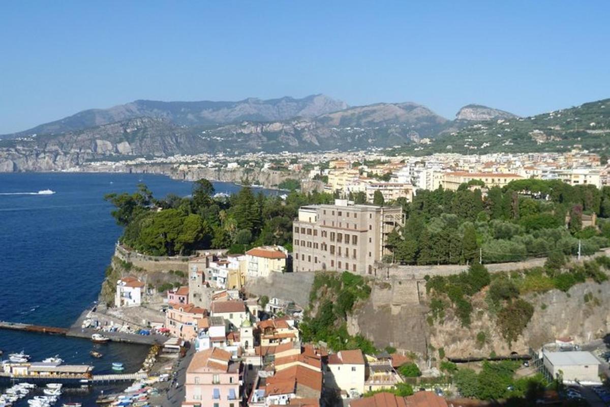 una vista aèria d'una ciutat i l'aigua