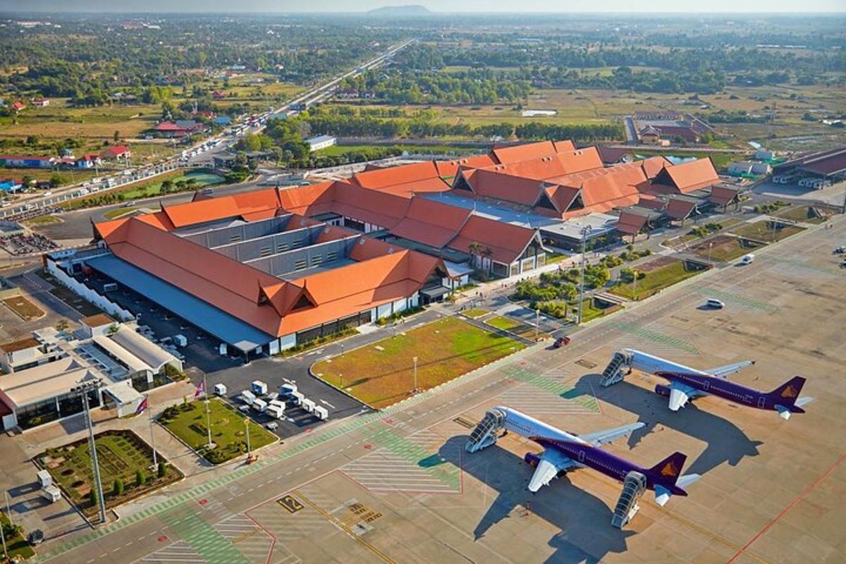 một góc nhìn từ trên không của một sân bay với hai chiếc máy bay đậu ở phía trước