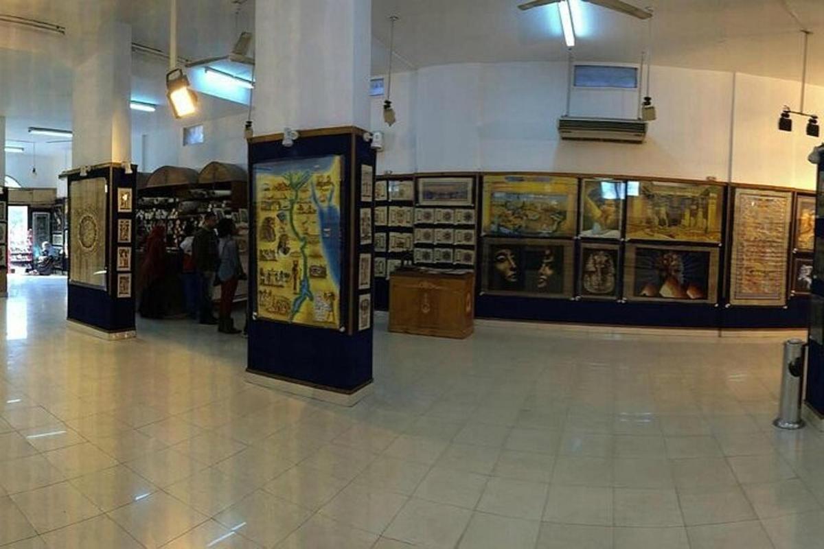 ένα κτίριο με ένα κατάστημα με αφίσες στους τοίχους