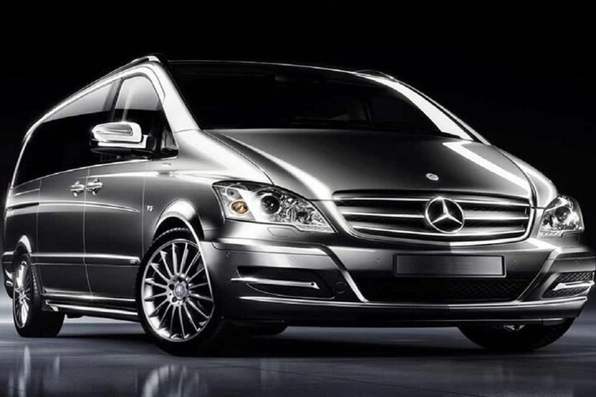 Silfurlitaður Mercedes Benz bíll lagður í herbergi