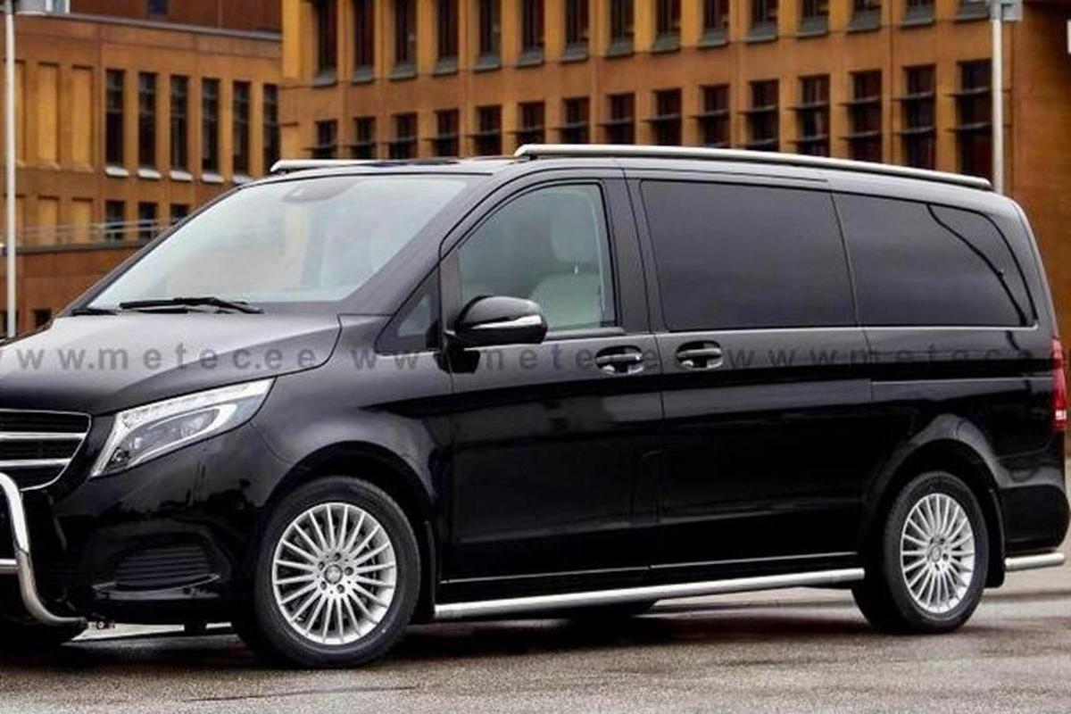 en svart varebil parkert på en parkeringsplass