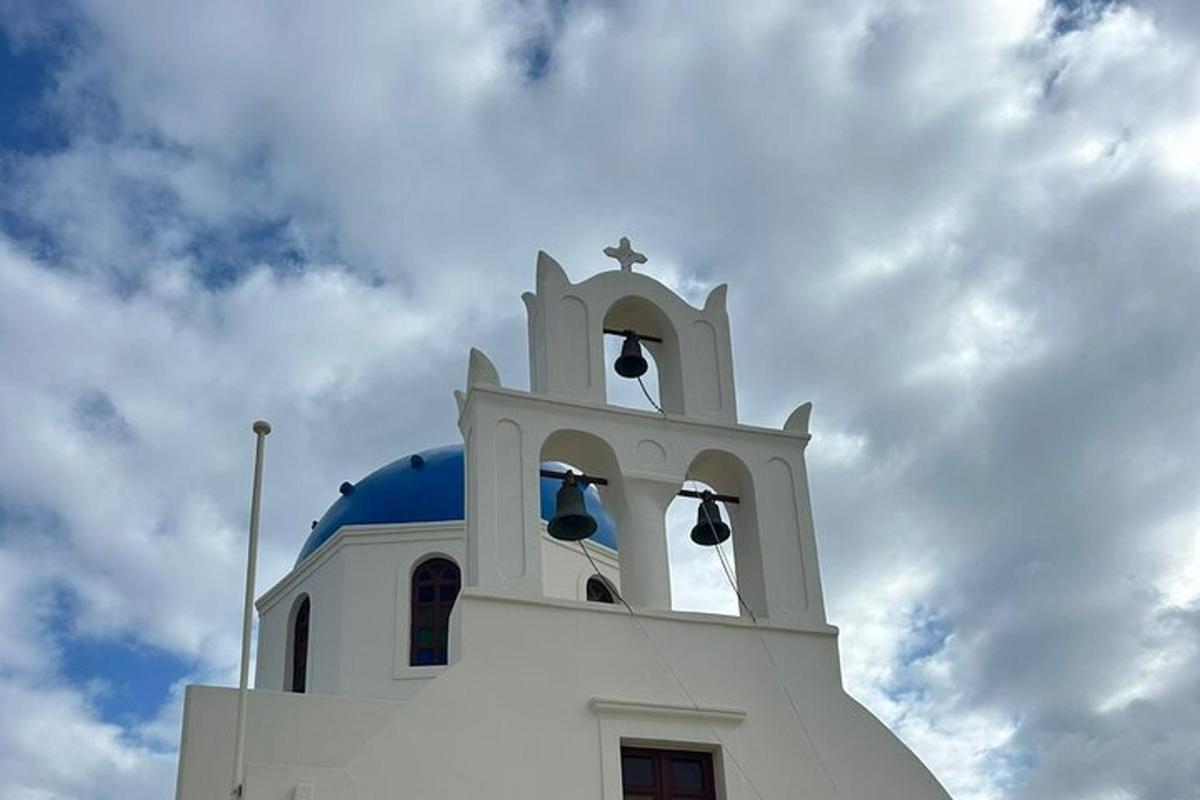 ein weißes Gebäude mit einem Glockenturm mit einer blauen Kuppel