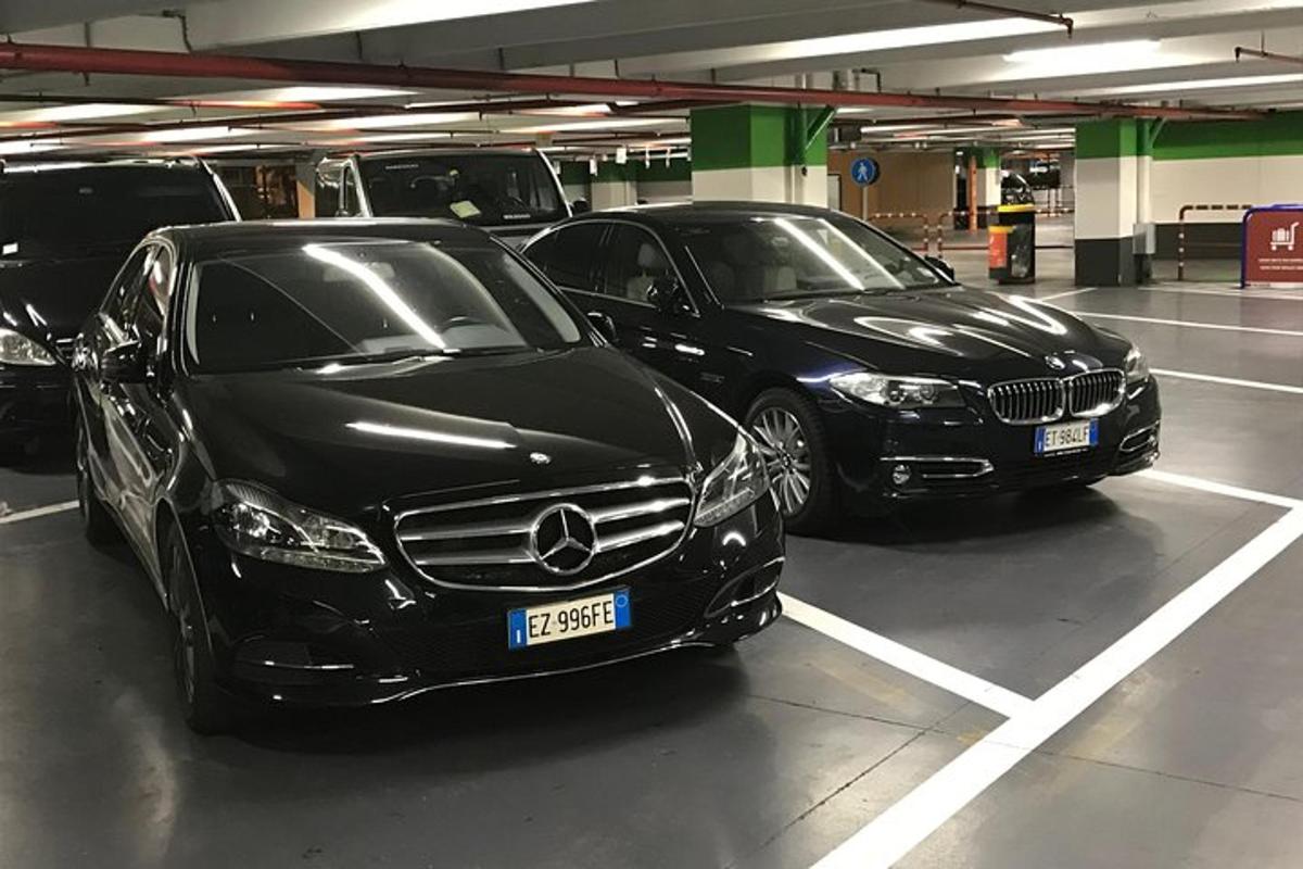kaks luksusautot pargitud parklas