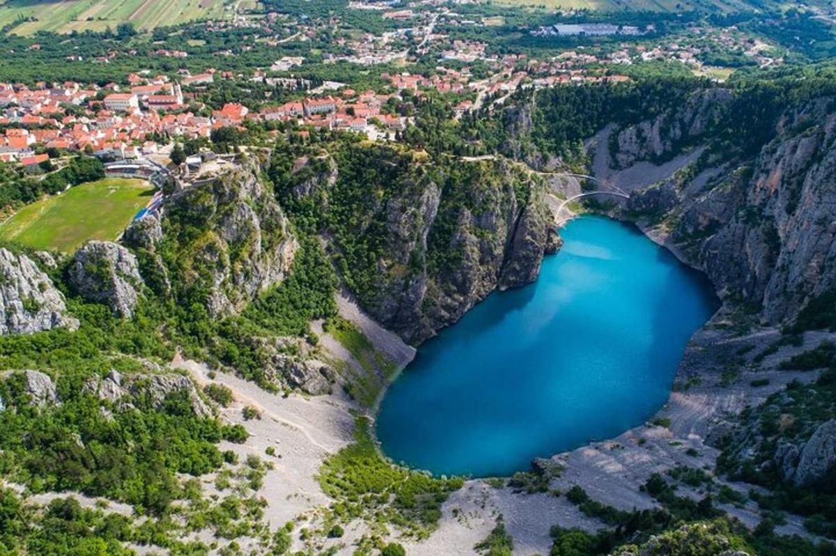 una vista aerea di un lago in montagna