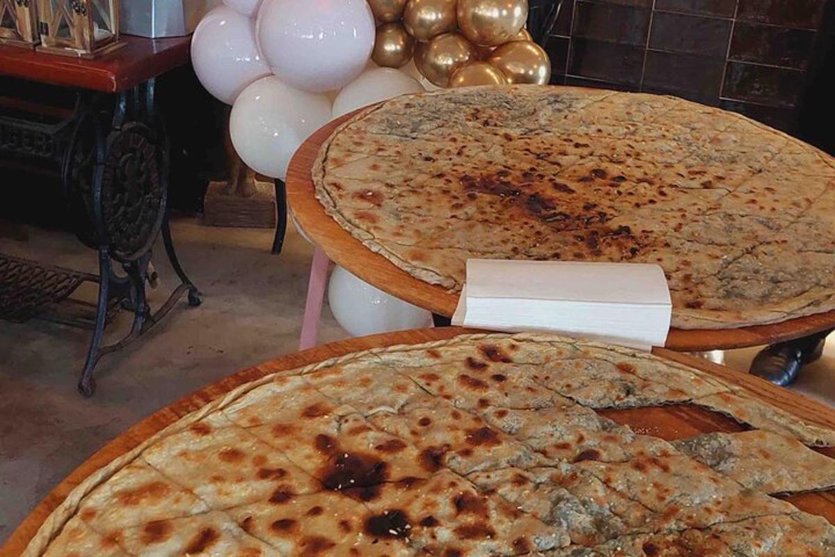 due pizze appoggiate su tavoli in una stanza con palloncini