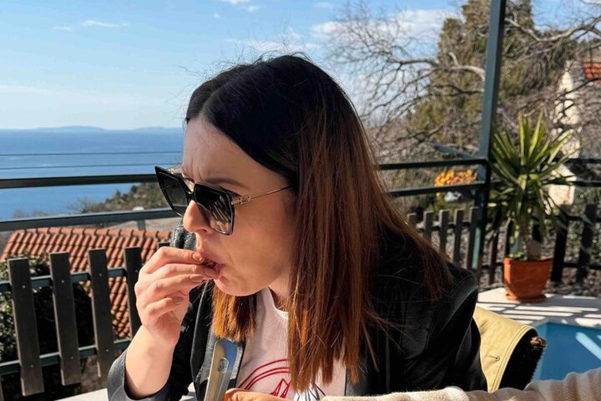 una dona amb ulleres de sol parlant per telèfon mòbil