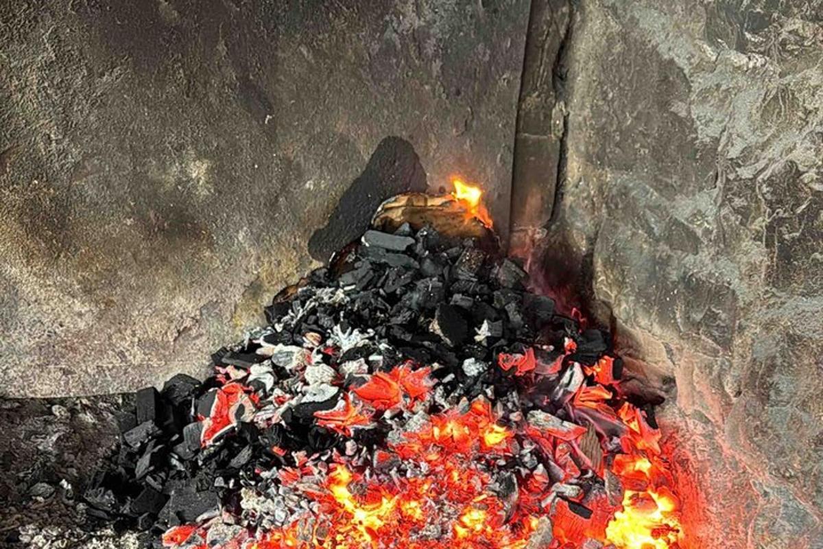 un mucchio di fuoco in un forno di mattoni