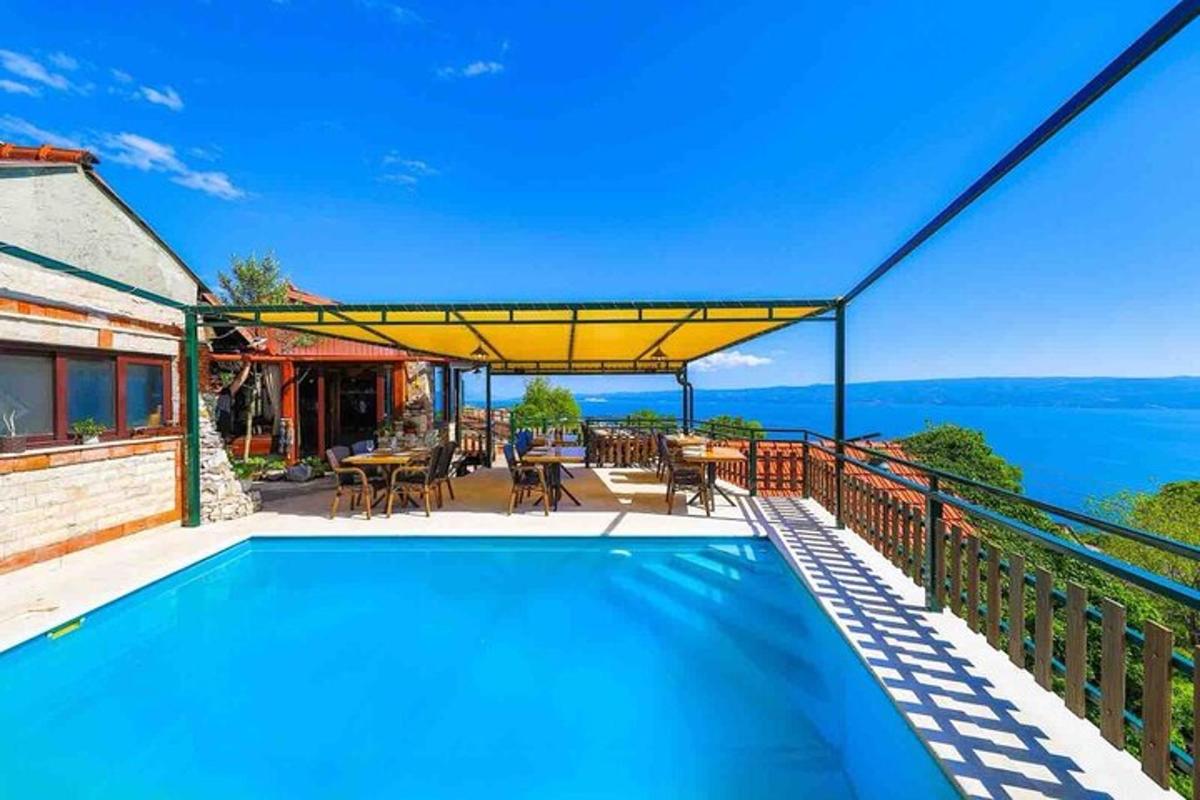 una piscina in una casa con vista sull'oceano