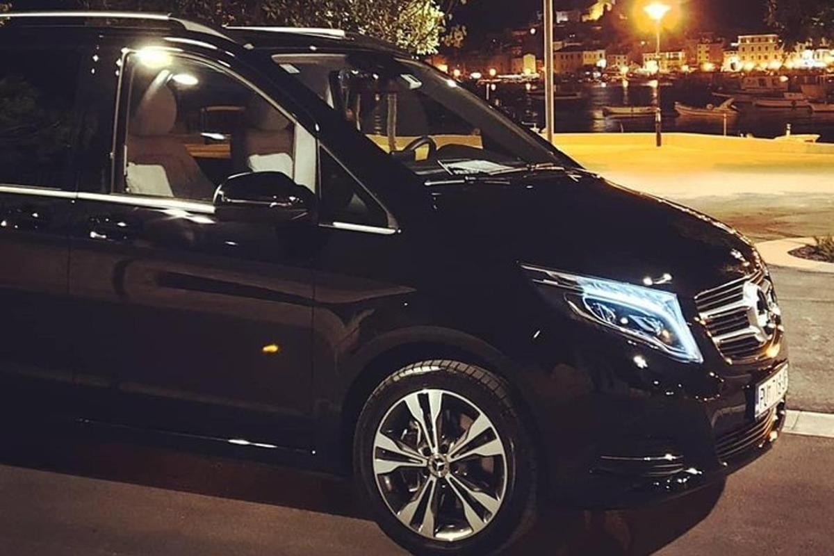 černé auto zaparkované na parkovišti v noci