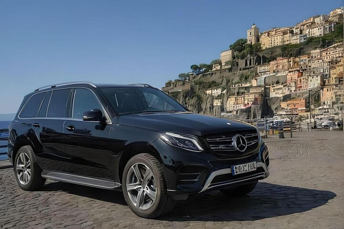 egy fekete Mercedes Benz terepjáró parkolt a tengerparton