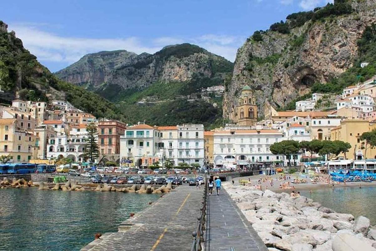 uma cidade próxima a um corpo d'água com edifícios
