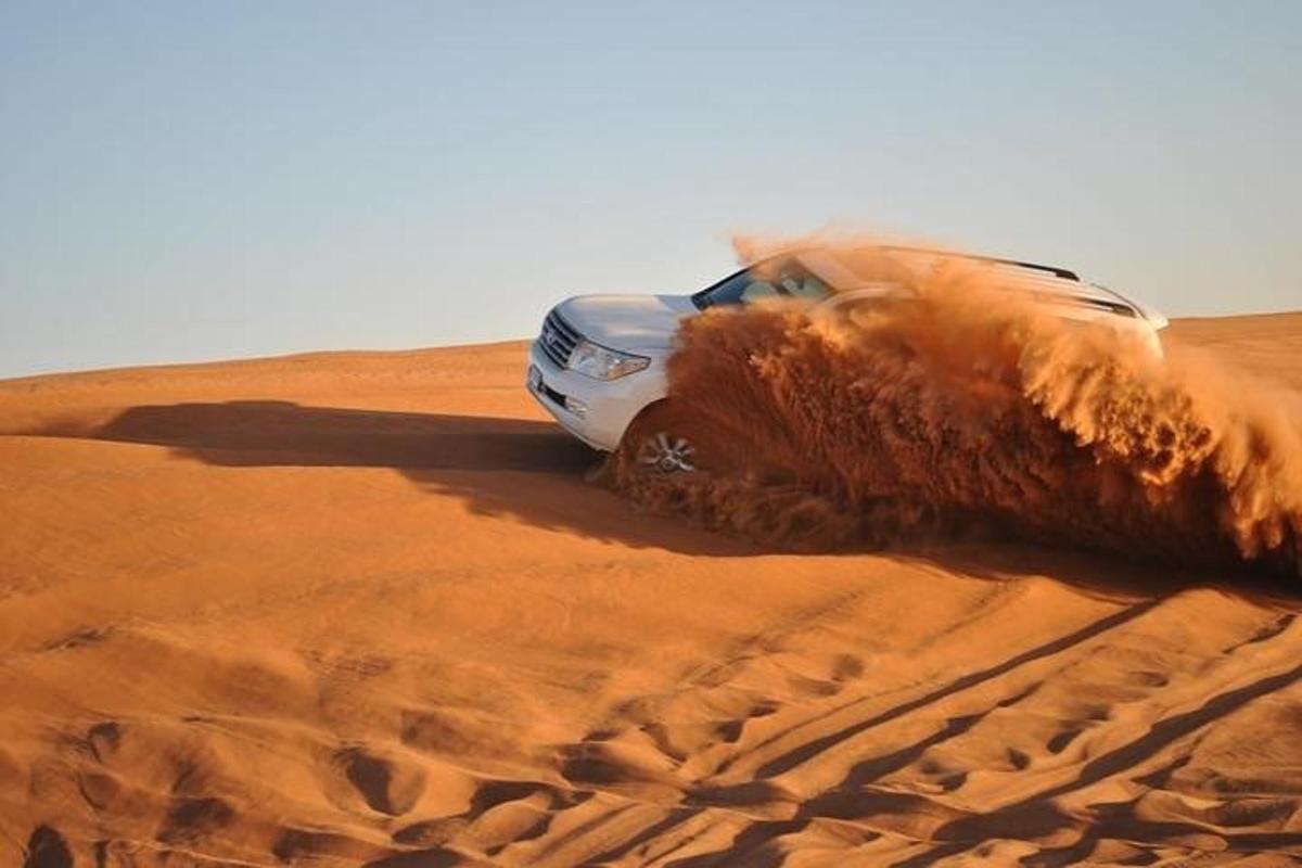 un'auto nella sabbia del deserto
