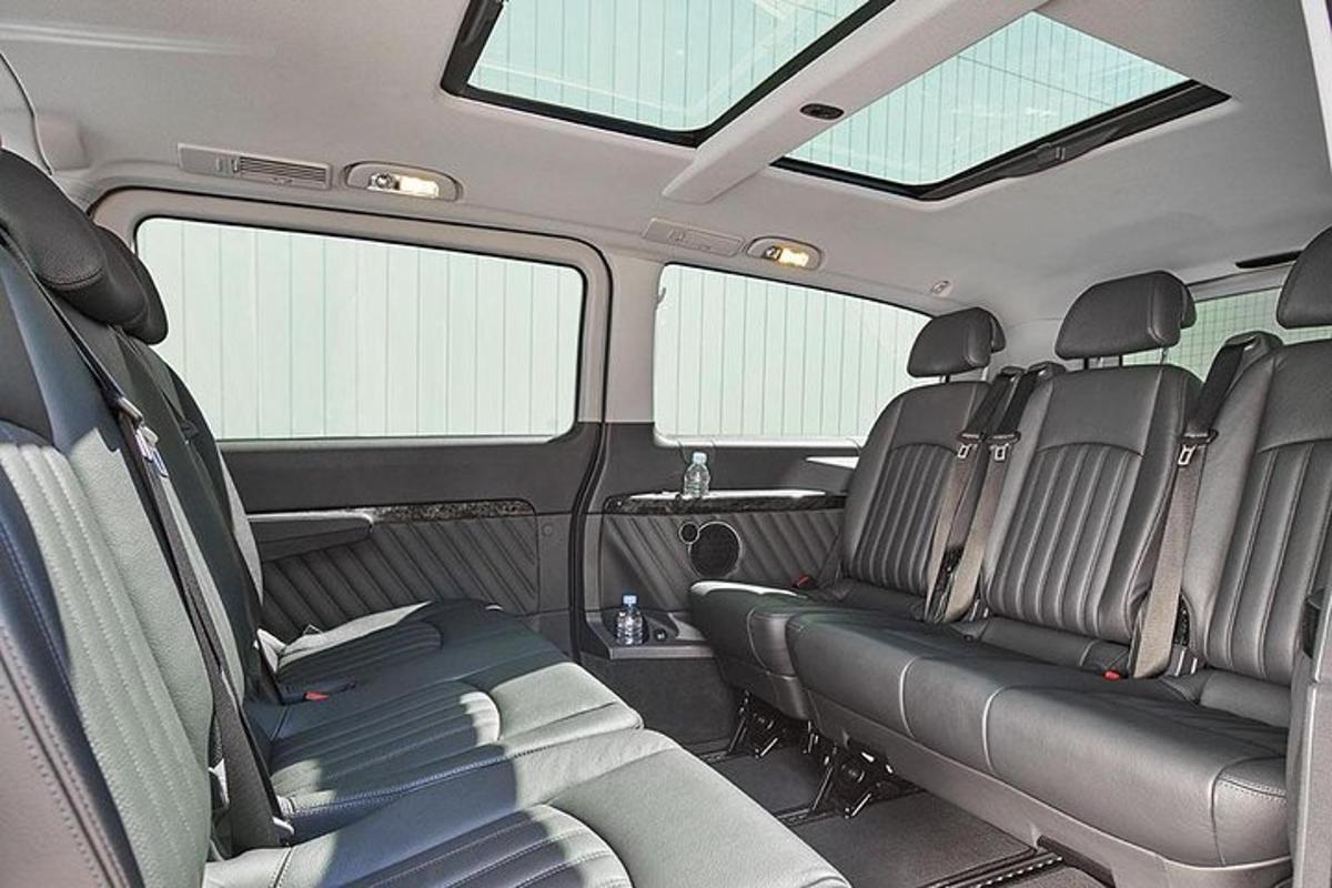 una vista interior de los asientos traseros de una camioneta