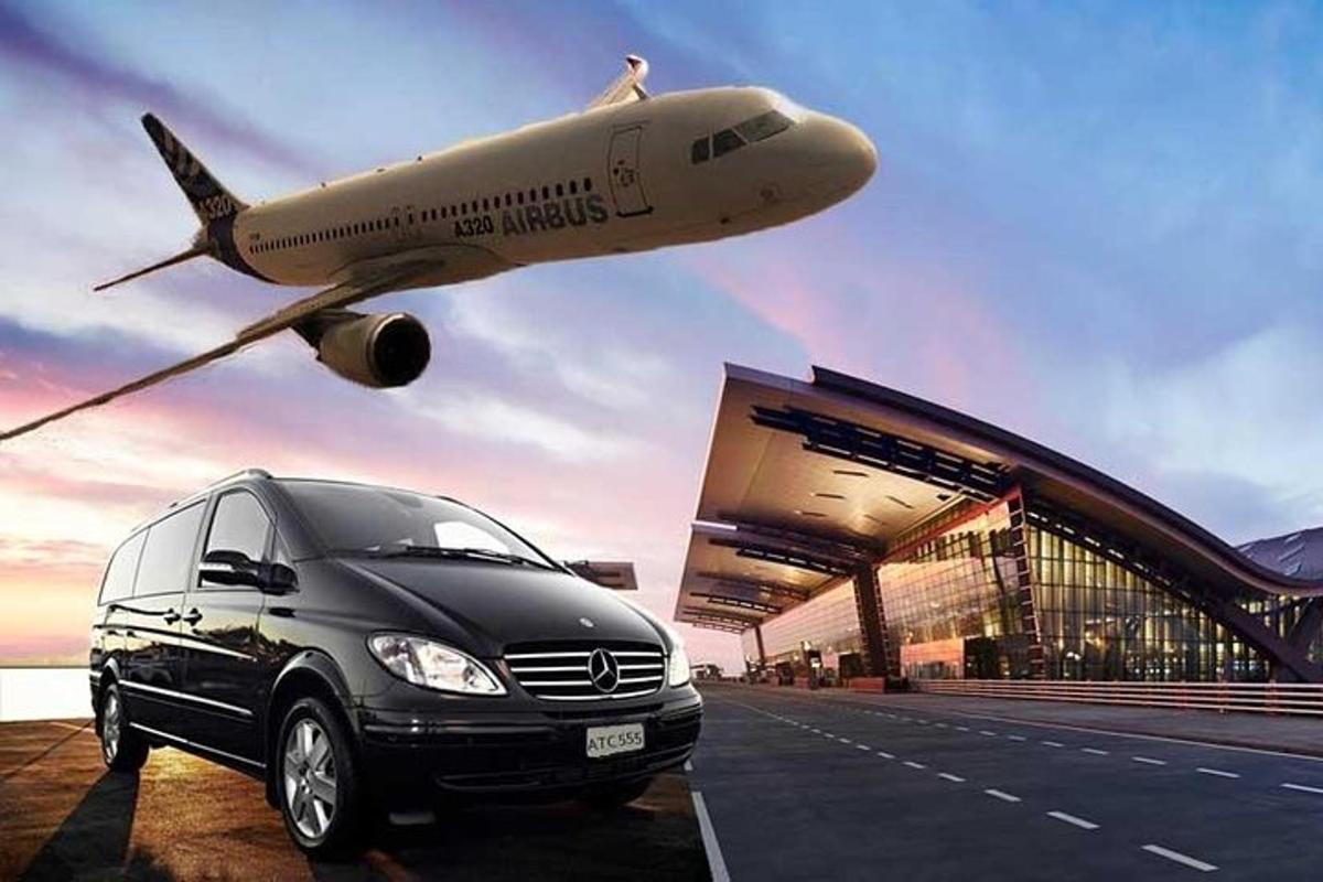 Un coche aparcado frente a un aeropuerto con un avión.